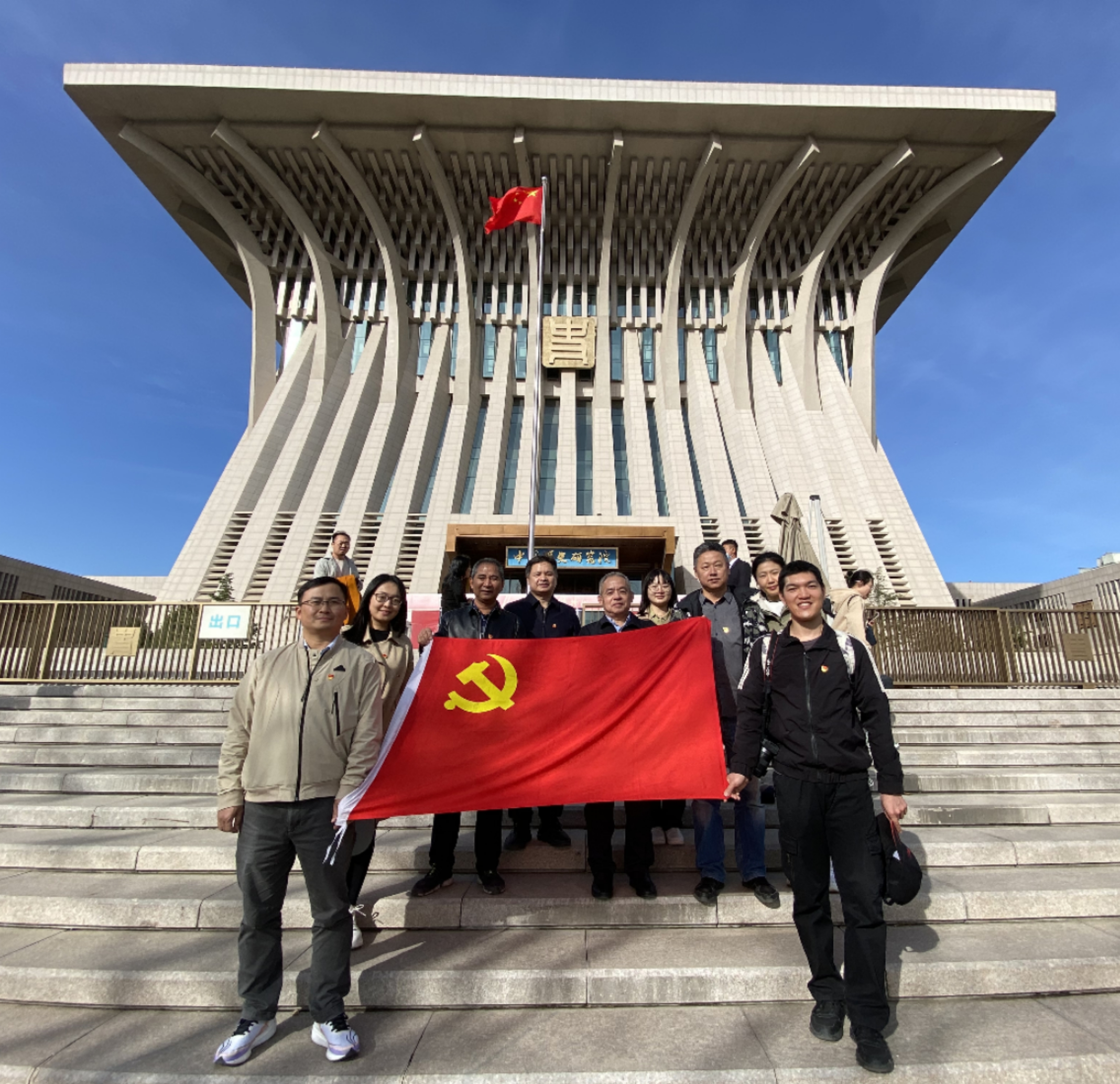 以史為鑒強黨性，領悟初心共前行